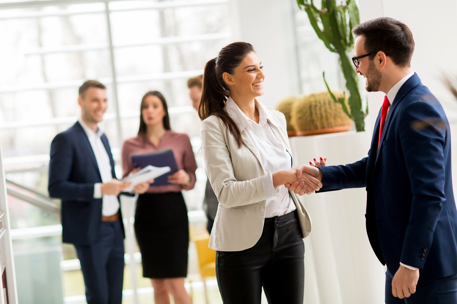 Consultores cerrando un acuerdo comercial en una oficina moderna